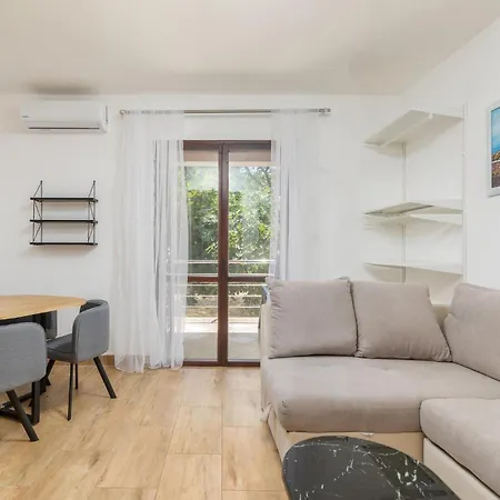Apartament Lovely In With Kitchen *