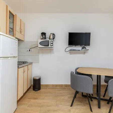 Lovely In With Kitchen Apartment *
